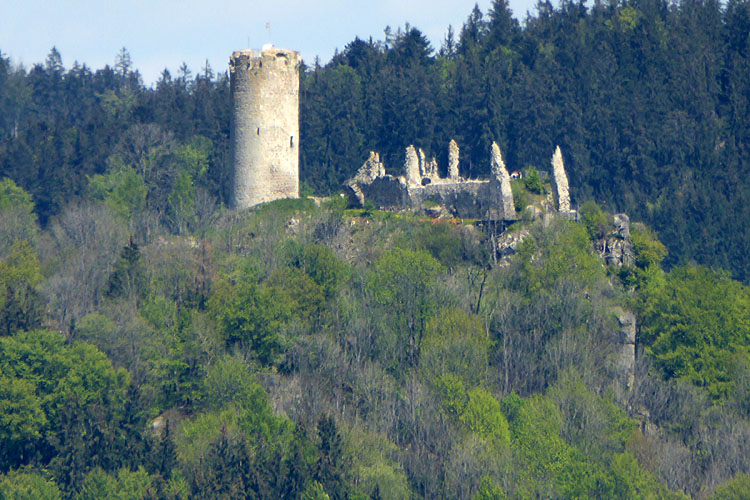 Rotenfels: Blick auf die etwa 4 km entfernte Burg Waxenberg.