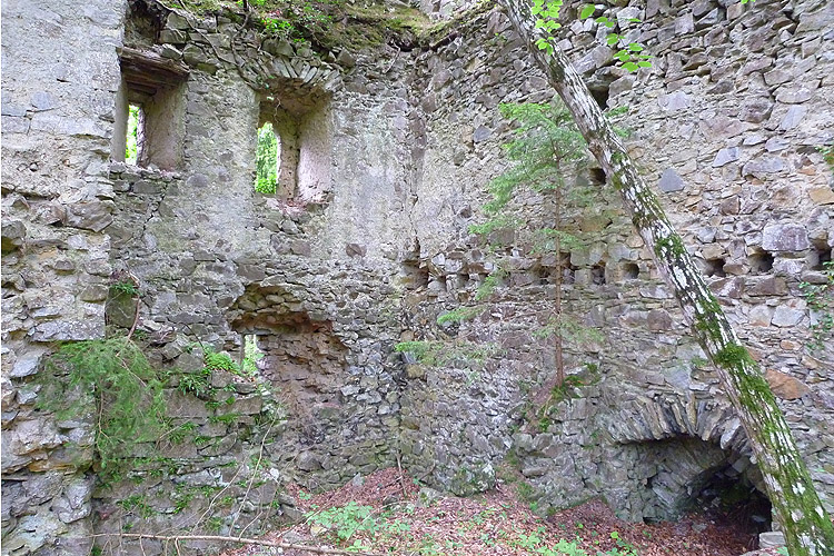 Neu-Wachsenegg: Eingangbereich des Wohnbaus