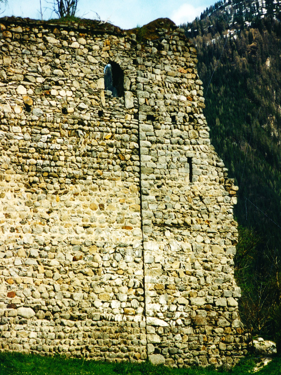 Hieburg: Baufuge zwischen westlicher Ringmauer und Palas (rechts).