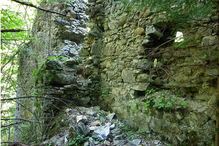 Kammerstein: Mini-Flankierungsturm für die Poterne der Vorburg.