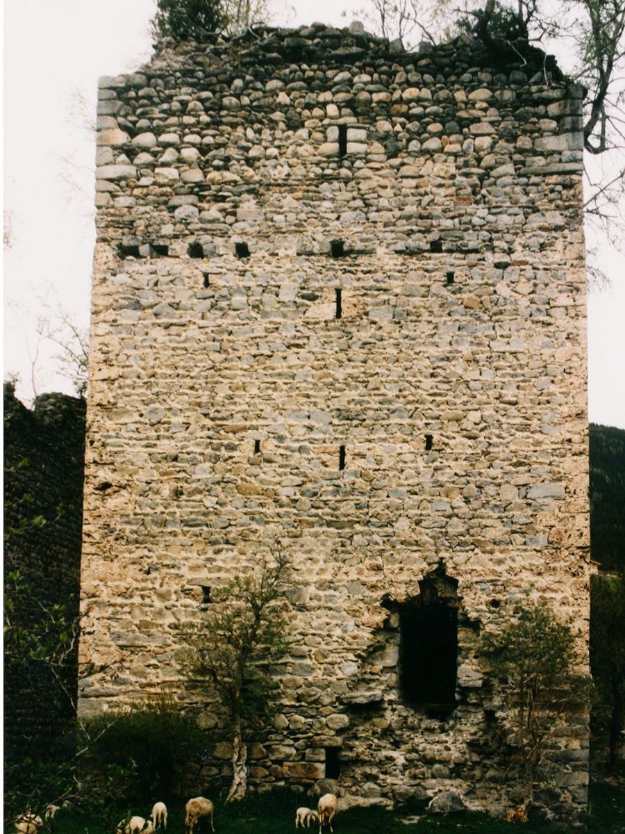 Hieburg: Bergfried, Südseite, Hofseite mit Hocheinsteig.