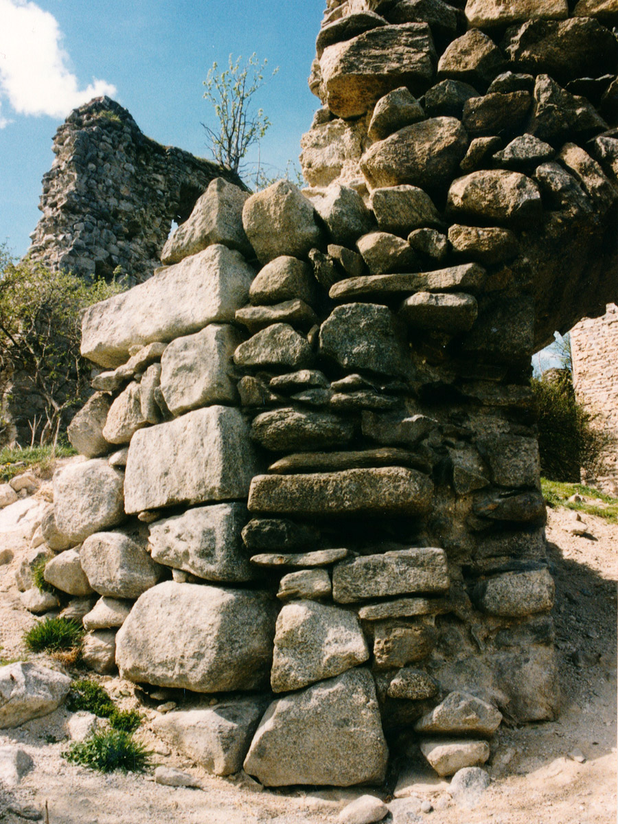 Hieburg: Eckquader des Palas und südliche Ringmauer.