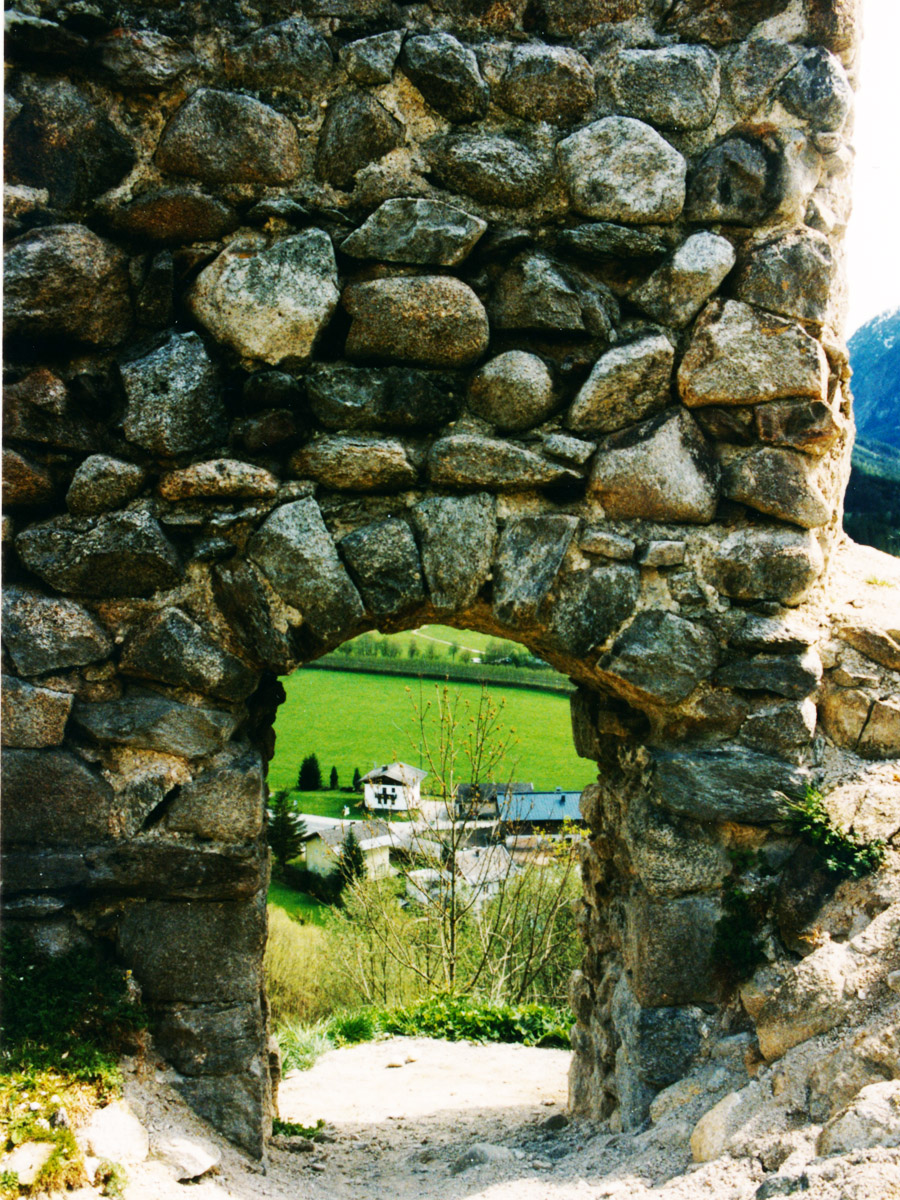 Hieburg: Tor in der südlichen Ringmauer (Innenseite), rechts Reste des Palas.