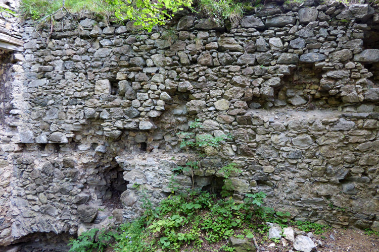 Kammerstein: innenseite des Torbaus mit versetzten Zwischendecken.