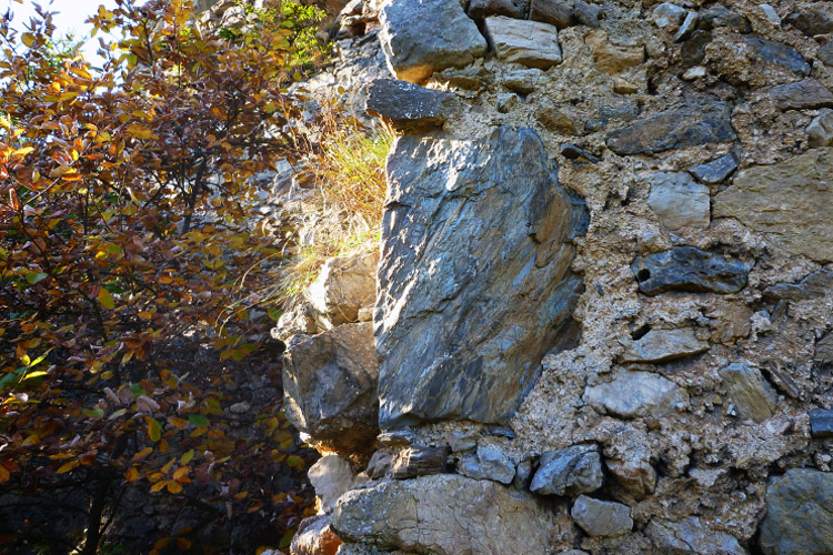 Kammerstein: Rest eines lichtschlitzes an der Hofseite des Wohnturms.