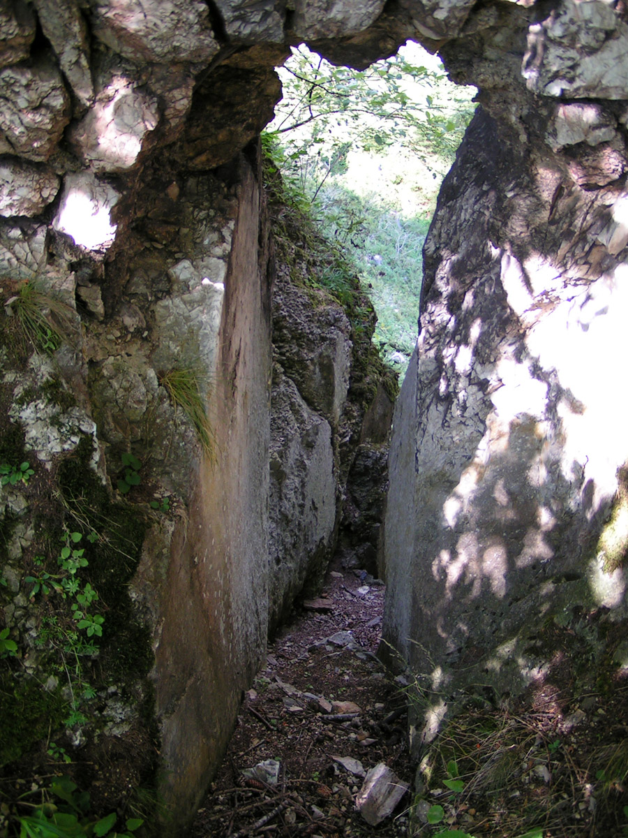 Kammerstein: künstlich erweiterte Felsspalte von innen gesehen.