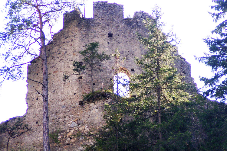 Kammerstein: obere Ringmauer mit Giebel und unterschiedlichen Mauerstäken.