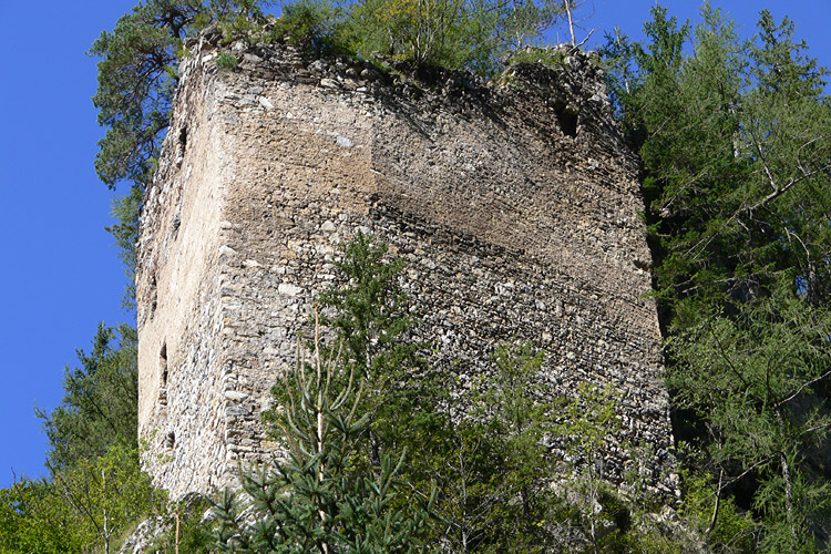 Kammerstein: die fensterlose Ostsseite des Torbaus.