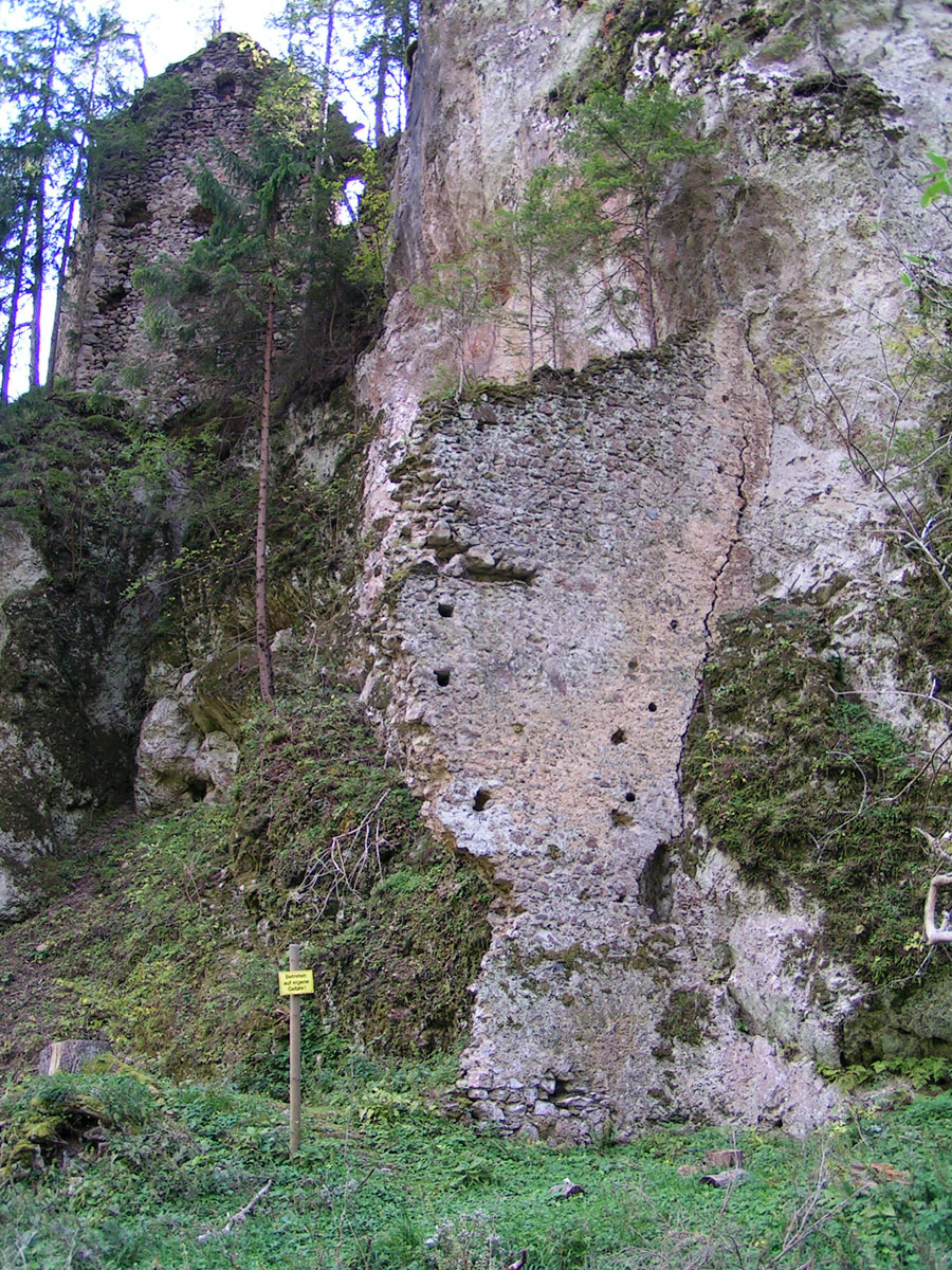 Kammerstein: Trennwand zwischen Vorburg und Burgweg.