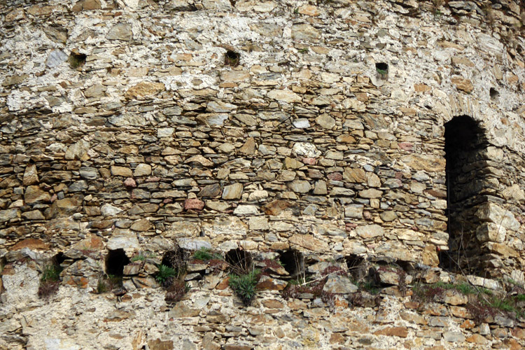 Kollmitz: Hungerturm, Ausstieg und Konsolen des Wehrgangs.