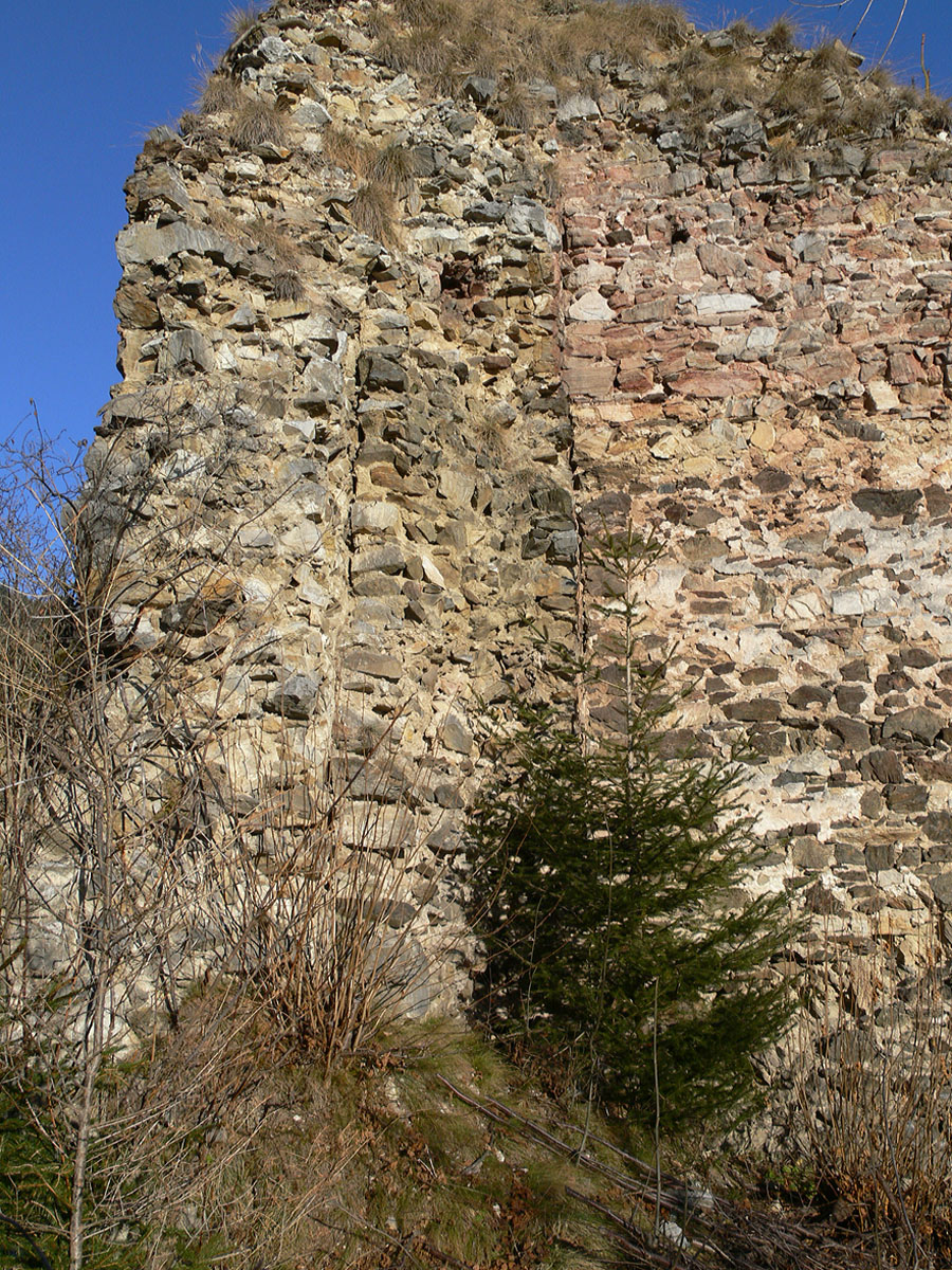 Offenburg: Innenseite des Wohnturms mit Baufugen der Doublierung.