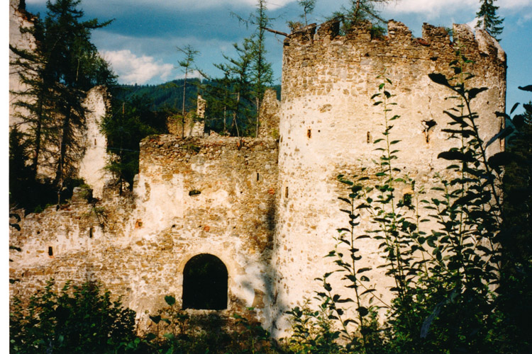 Reifenstein: Eckrondell, Burgtor und Wehrmauer.