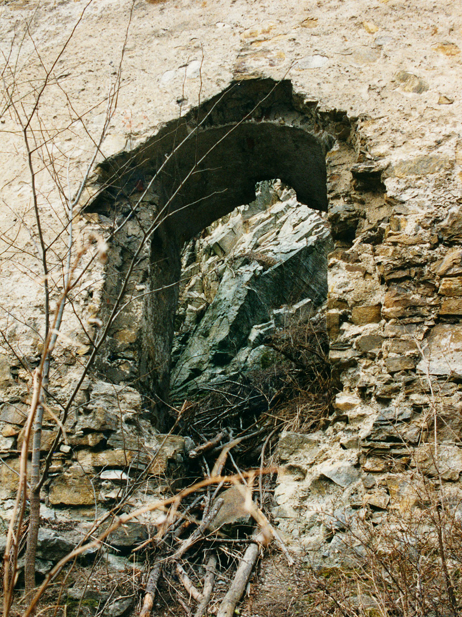 Reifenstein: kleines Tor in der äußeren Ringmauer, im Bereich des Stalls. Foto 1996.