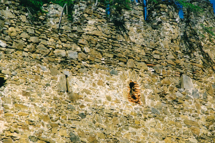 Reifenstein: Scharten und Schlüsselscharten an der Wehrmauer.