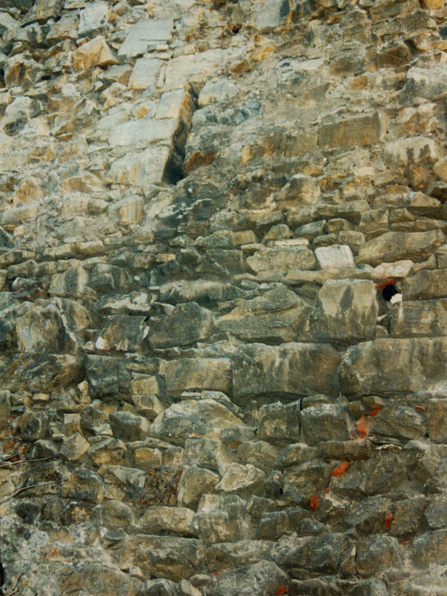 Reifenstein. Mauerwerk und Lichtschlitz am Bergfried. Foto 1996.