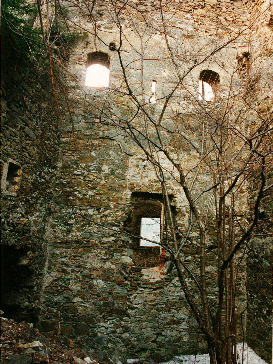 Reifenstein: Hof der Vorburg. Links der Eingang zur Hauptburg, rechts der Eingang zur Küche.