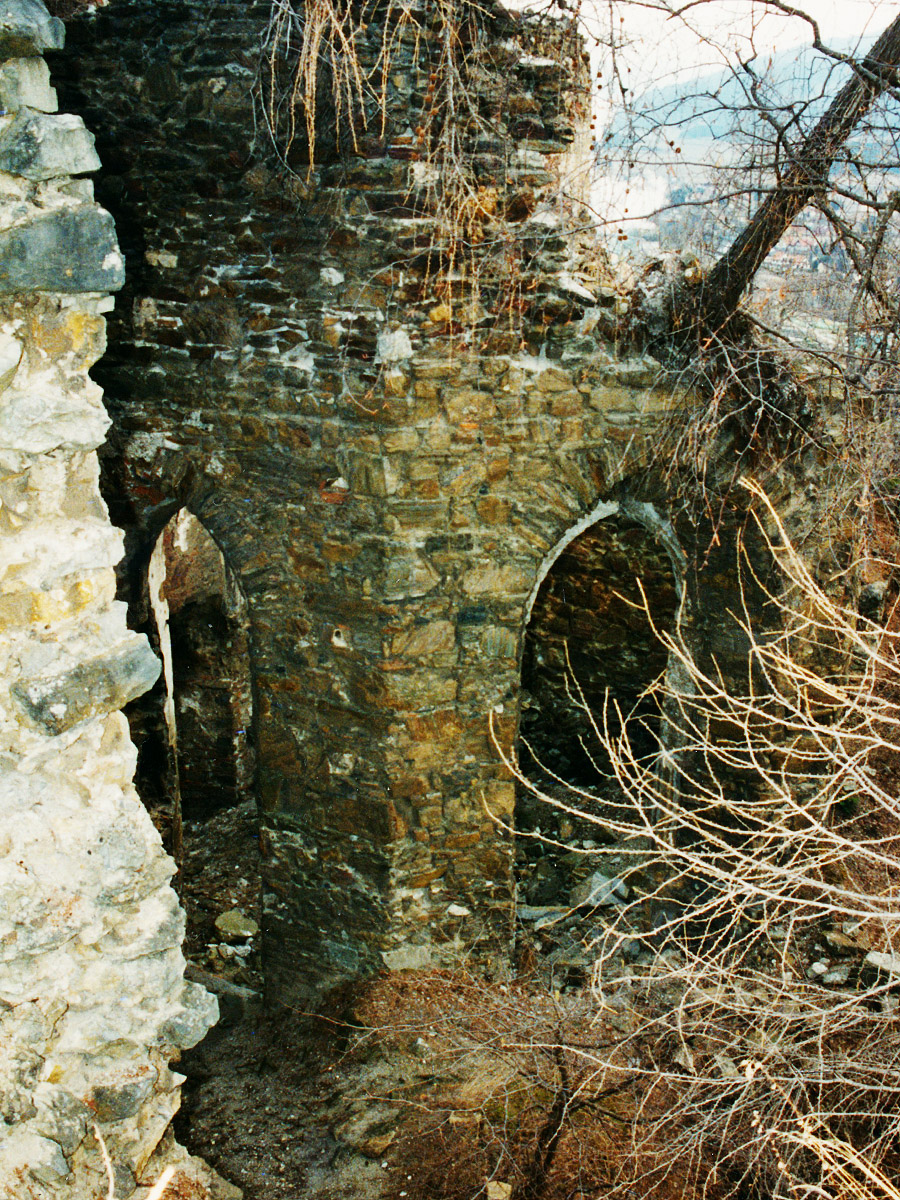 Reifenstein: der in den kleinen Hof eingestellte CHor der Kapelle.