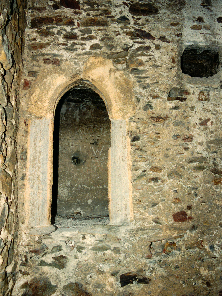 Reifenstein: Spitzbogentor zwischen Bergfried und Kapelle.