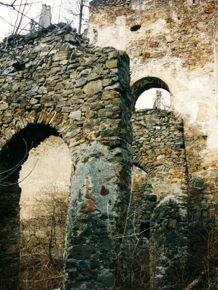 Reifenstein: Brückenpfeiler im äußeren Burggraben. Foto 1996.