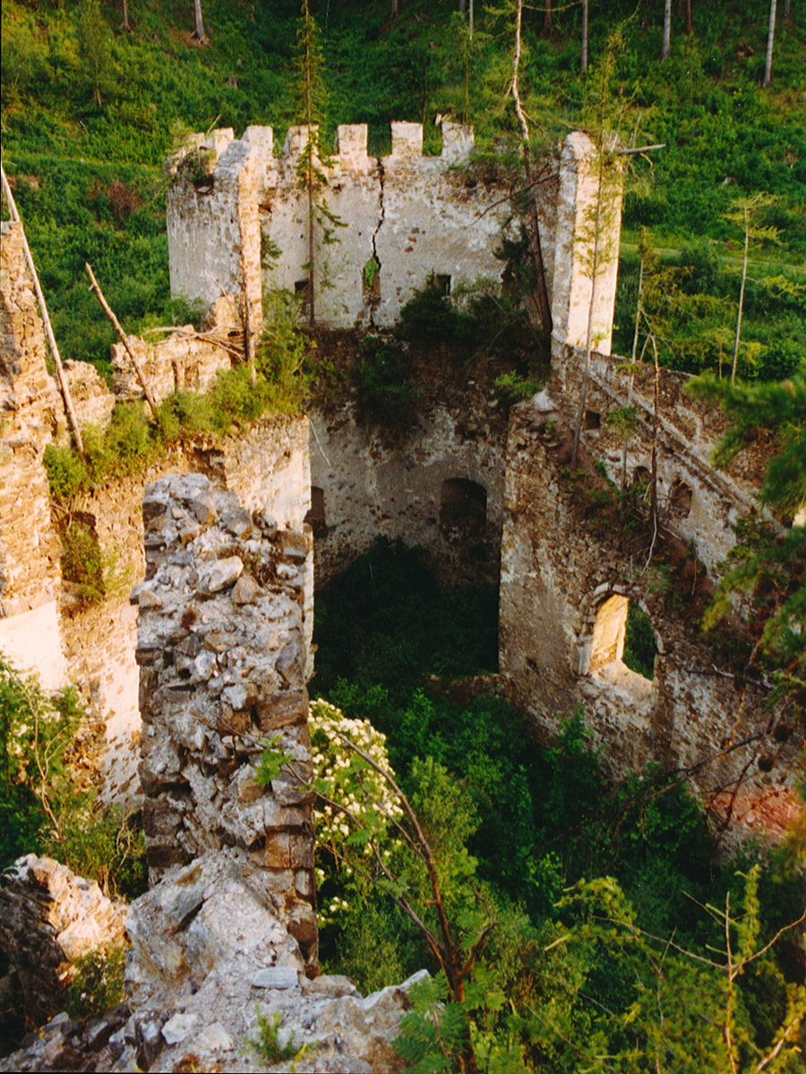 Reifenstein: großes Eckrondell vom Bergfried aus gesehen. Foto 1996.