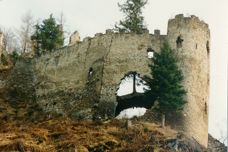 Reifenstein: Rundturm an der Westecke der Burg.