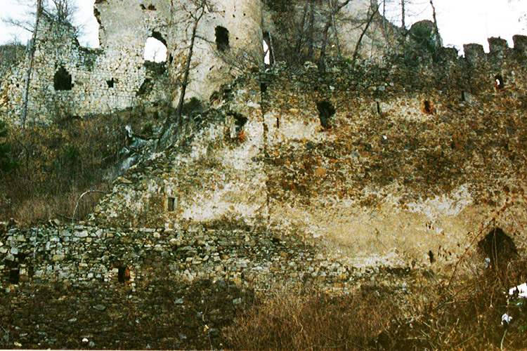 Reifensteif: Baufuge zwischen Wehrmauer unsd Stall. Foto 1996.