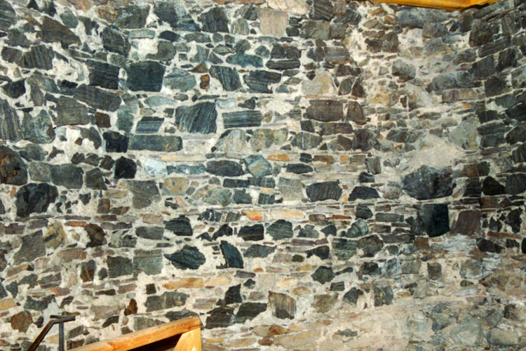 Schauenstein: Mauerwerksstruktur im Bergfried im Bereich der Aufstockung um 1270/1280.