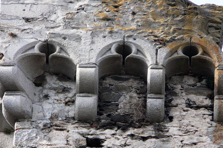 Schaunberg: Dreipass-Konsolen am Zinnenkranz.