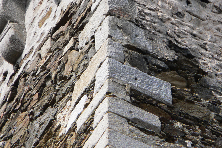 Schaunberg: Eckquader mit Zangenlöchern an der Bergfried-Aufstockung.