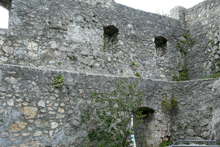 Wartenfels: Westseite des Palas mit restaurierten Fenstern.