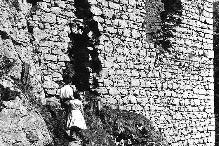 Wartenfels: Ansichtskarte von 1950 mit unsaniertem Mauerwerk.