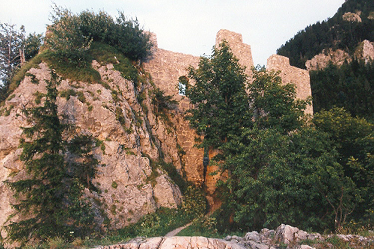 Wartenfels: Westfassade des Palas um 2000 mit restaurierten Fensteröffnungen.