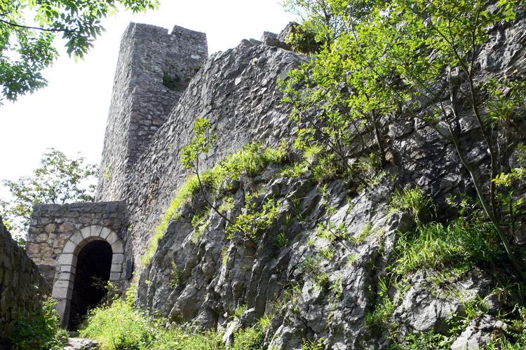 Wartenfels: Zwinger mit Tor zur Hochburg.