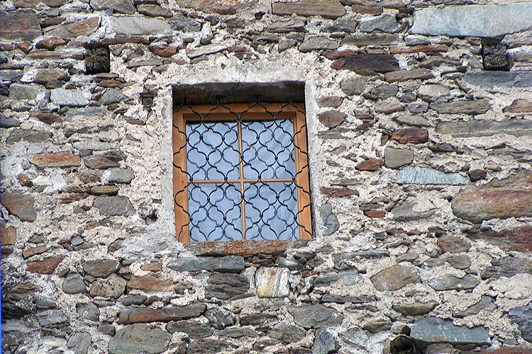 Winklern Mautturm: neuzeitliches Fenster an der Ostsseite 3. OG. und Holzkonsolen des Wehrgangdaches.