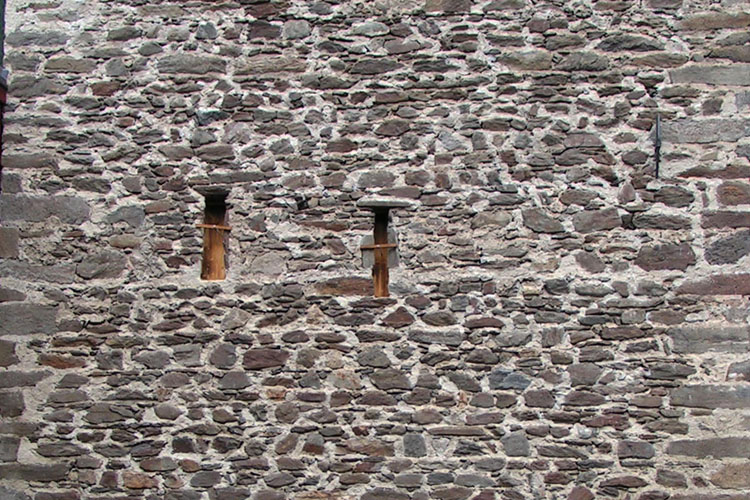 Winklern Mautturm: Lichtsclitze an der Südseite des 1.OG.