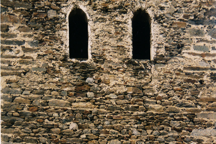 Winklern, Südfassade 2.OG mit vergrößerten Rundbogenfenstern, Foto 1998 vor der Neuverfugung des Mauerwerks.