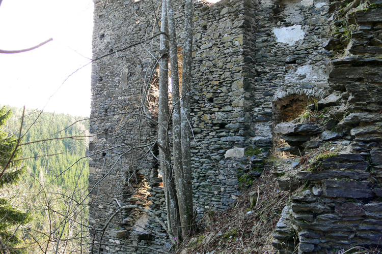 Niederkraig: Ostsseite des Palas mit Erkerkonsolen für einen Abtritt.