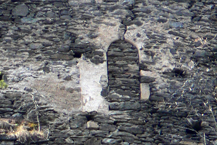 Niederkraig Palas: Rundbogentüre an der Talseite im 1.Obergeschoss. (1OG_01)