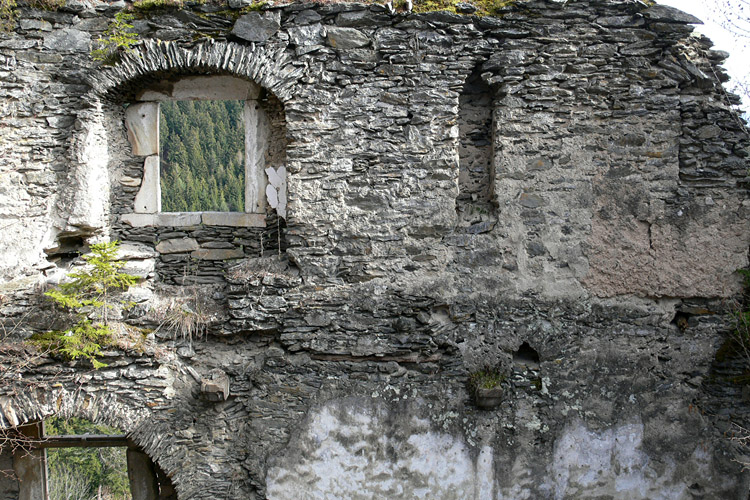 Niederkraig: Palas Südseite, 1.OG mit zweilichtigem Sitznischenfenster und Wandnische