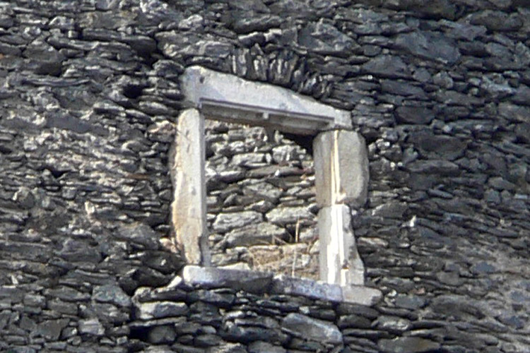 Niederkraig: Palas Südfassade 1. Obergeschoss. Zweilichtiges Fenster.