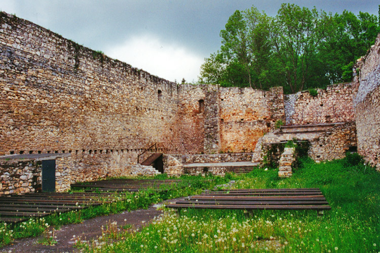 Obervoitsberg: der heute überdachte Burghof gegen Norden, rechts hinter der Wohnturm, Foto 2000