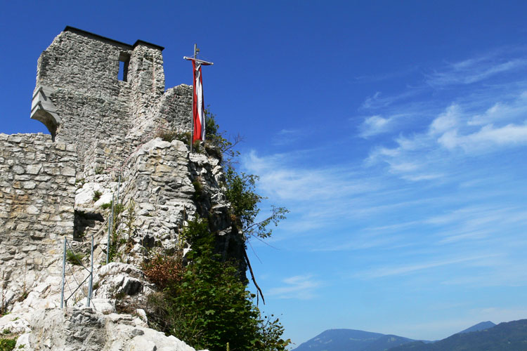 Gutrat: Blick vom Torturm auf Tor 5 und die Hochburg