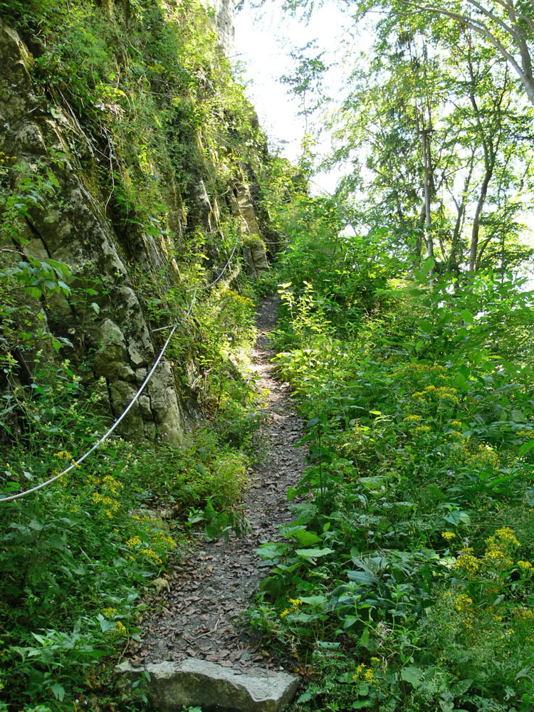 Gutrat: Weg zum Tor 1, links der Burgfelsen (Foto 2006)