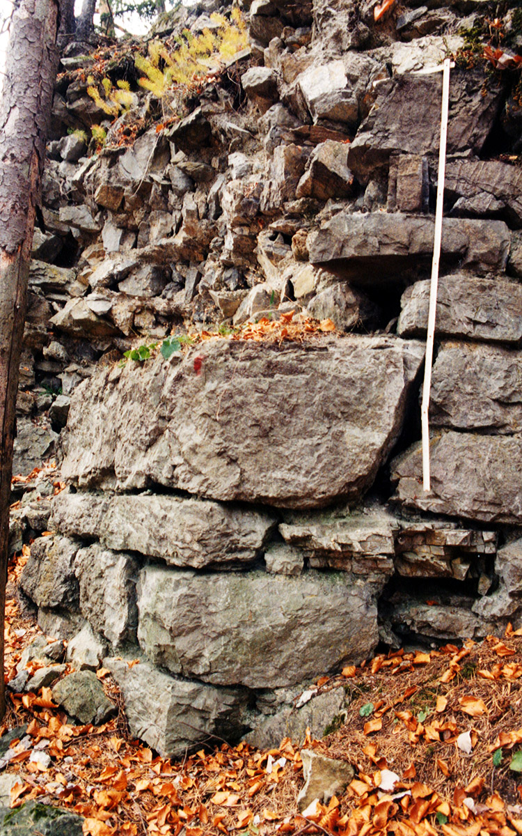 Henneberg: Ringmauer  mit Eckquaderung