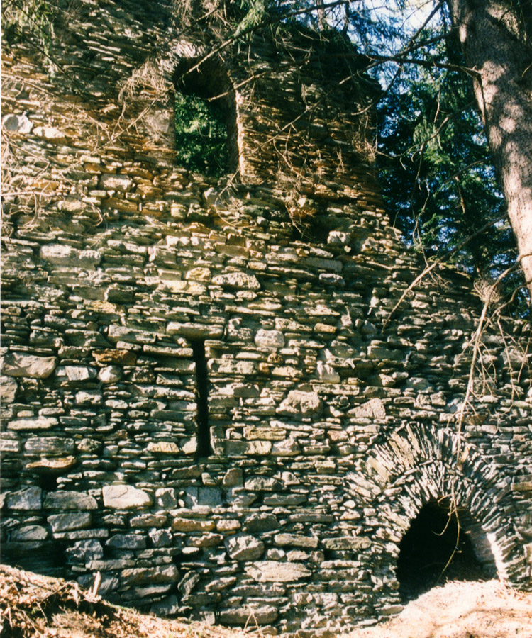 Himmelberg: Ostfassade mit Burgtor, Lichtschlitz im EG und Bifore im 1. OG