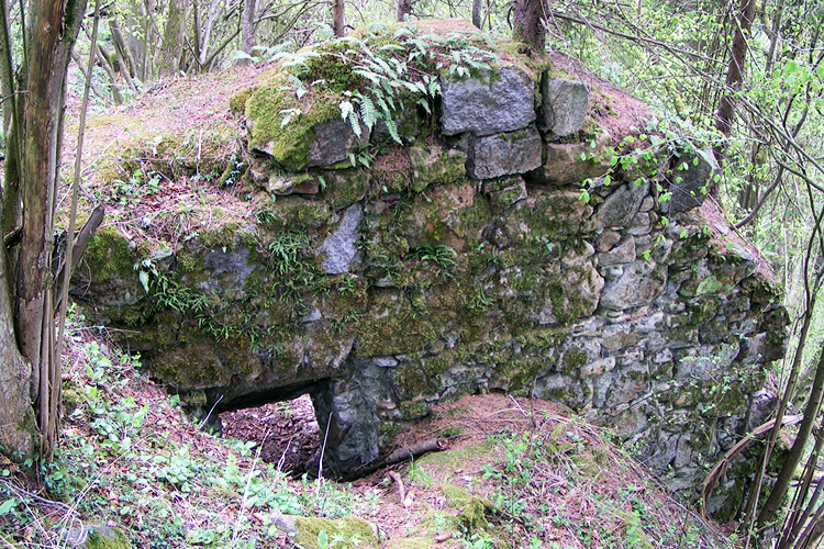 Mitterberg: Rechteckfenster in der Quermauer