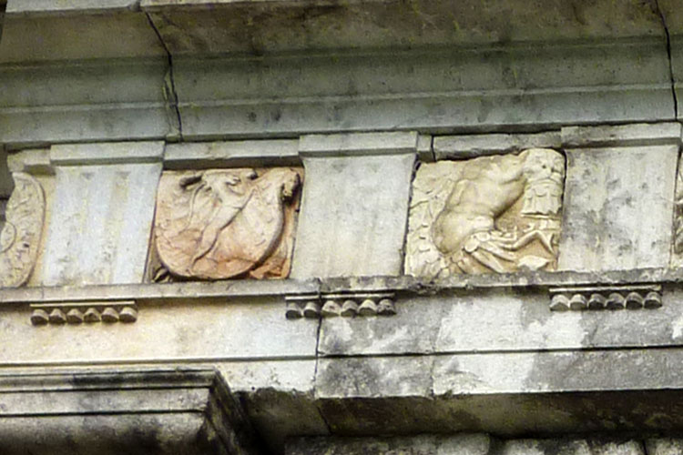 Neuhaus-Trautenfels: Dorischer Fries mit Wappen der Hoffmann am Süd-Ost-Portal.