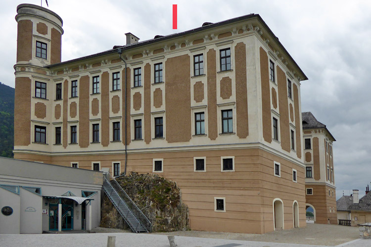 Neuhaus-Trautenfels: Zubau an der Süd-West-Ecke mit veschobener Fensterachse