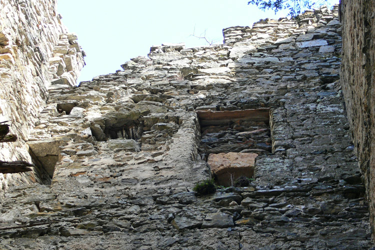 Niederkraig Wohnturm: Reste der Trichterfenster an der Ostseite.