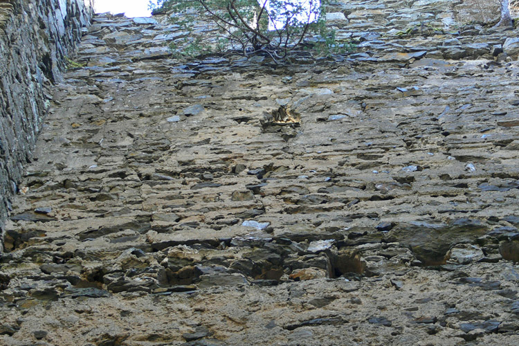 Niederkraig Wohnturm: Bohlennegative der Stube an der Südseite.